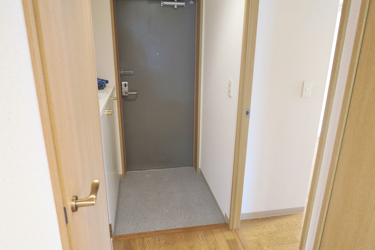クレセントMの玄関|別号室の参考写真です