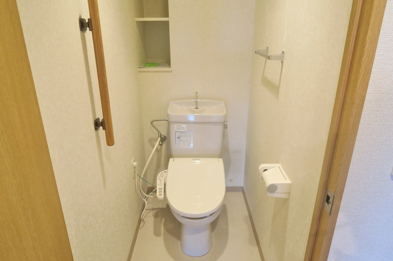 クレセントMのトイレ|別号室の参考写真です