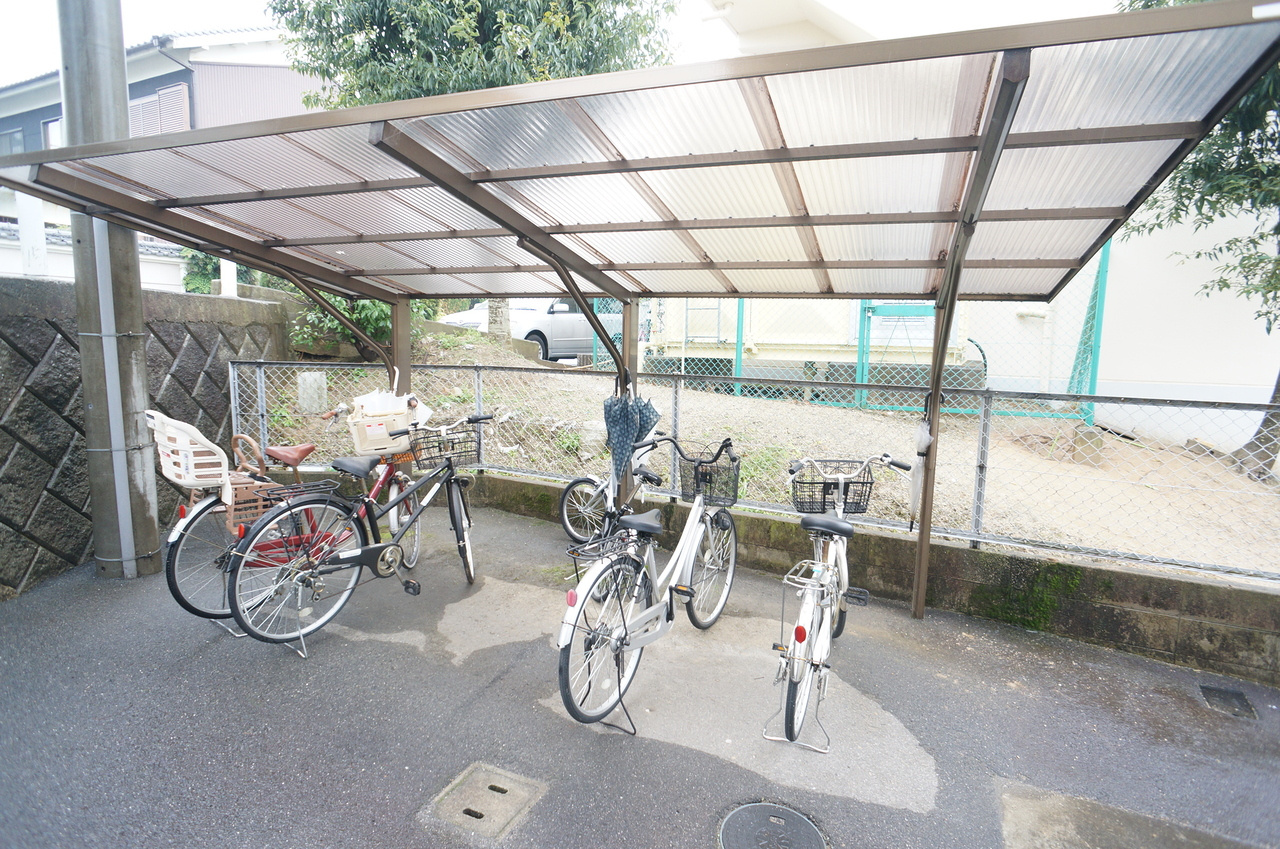 ポストマンションの駐車場
