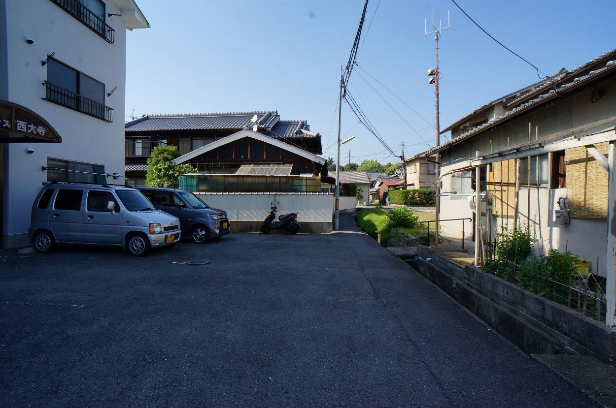 レジデンス西大寺の駐車場
