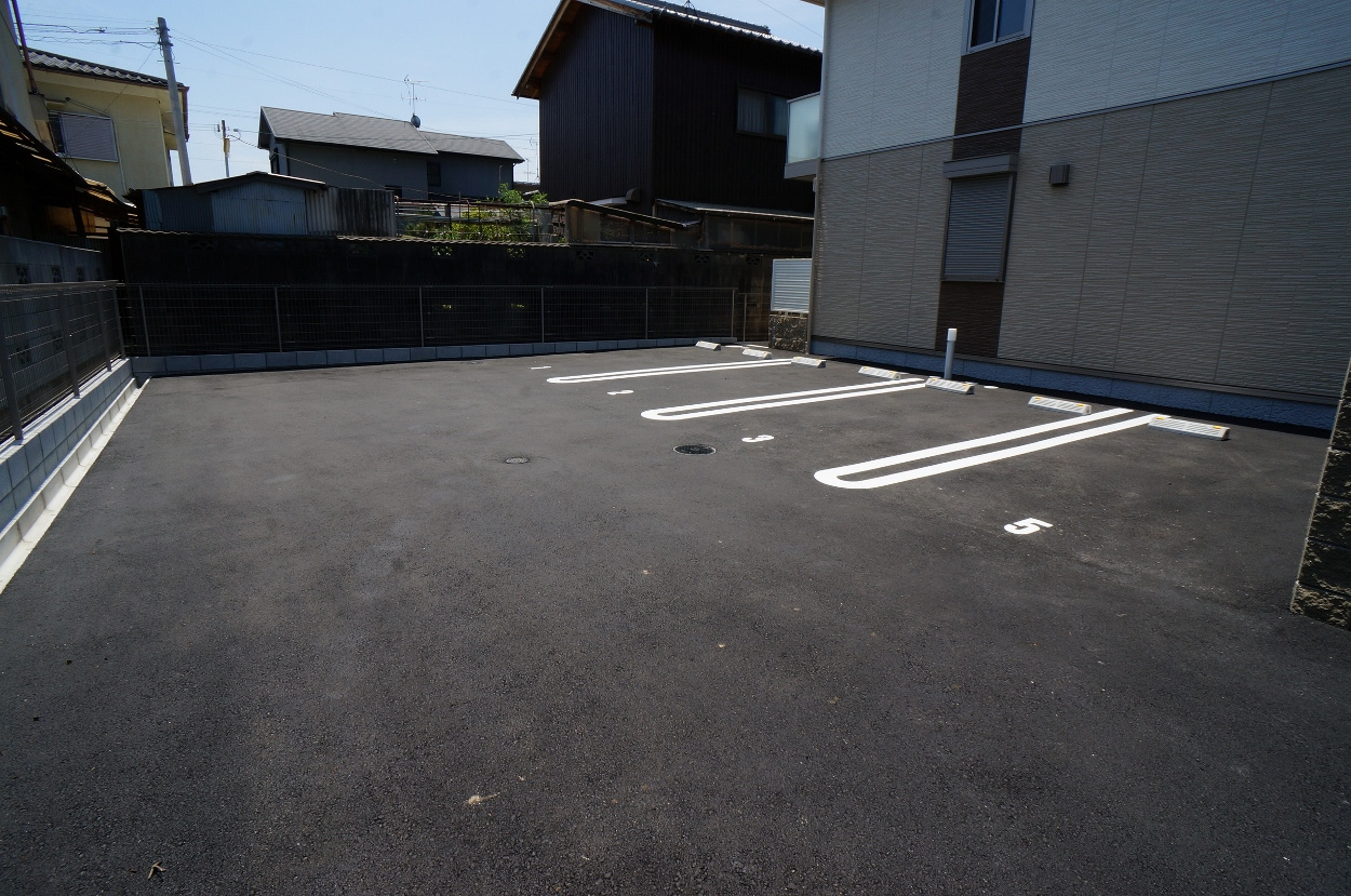 奈良市七条１丁目のアパートの駐車場
