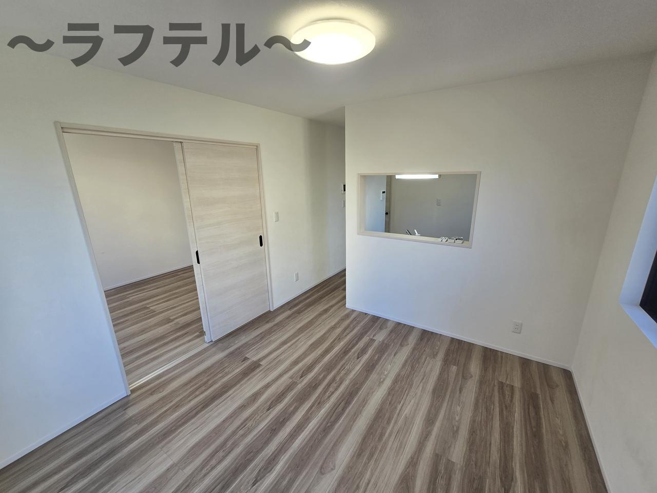 入間市黒須２丁目のアパートの居間・リビング