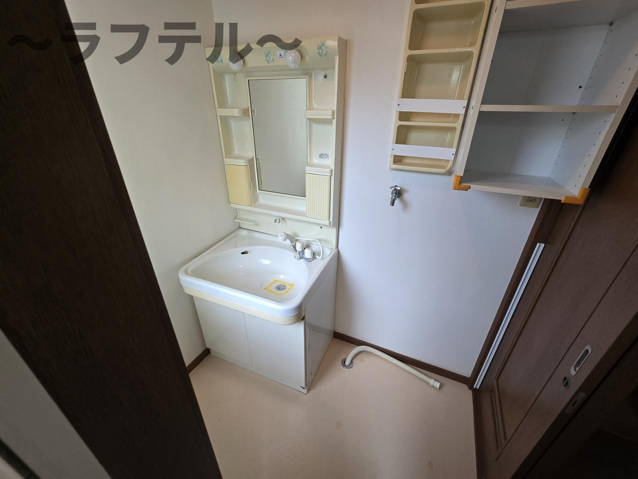 牛沼岩田邸貸家の洗面所
