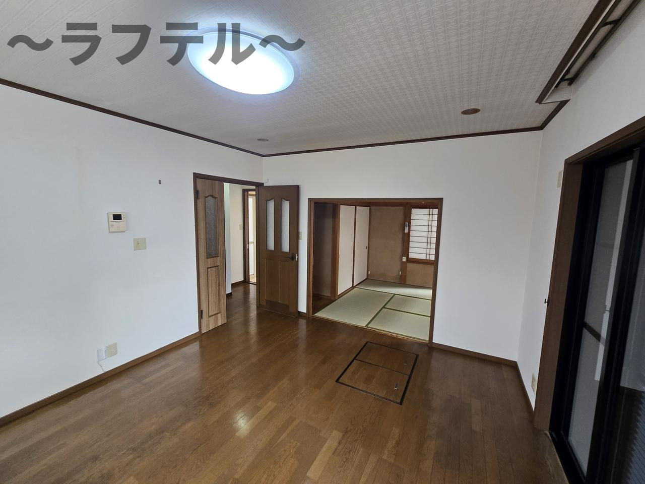 牛沼岩田邸貸家の居間・リビング