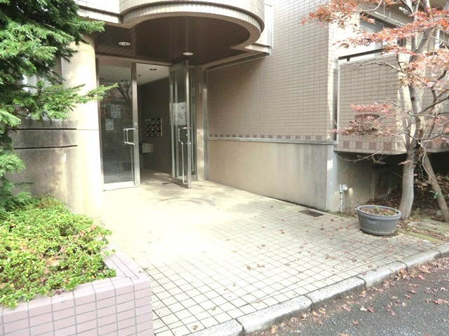 ドルフヤマノウチB棟のエントランス