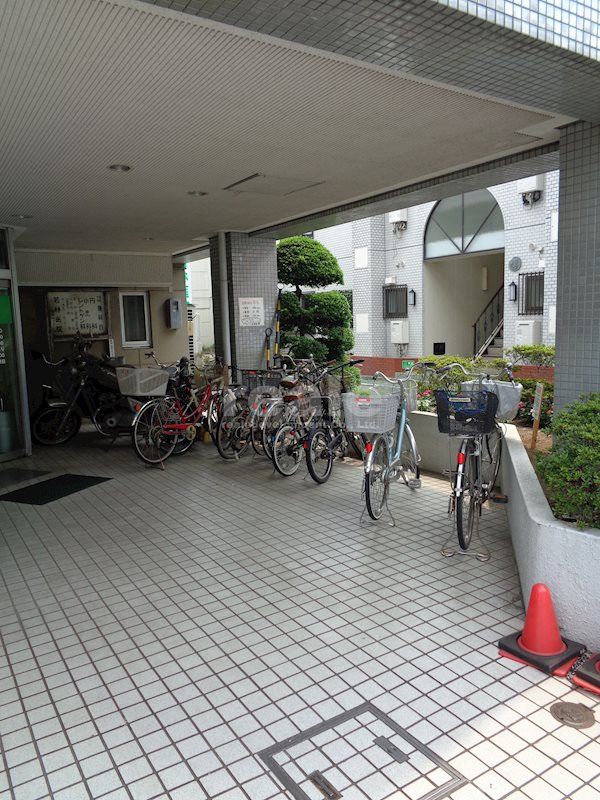 三鷹市井の頭４丁目の賃貸マンションのエントランス