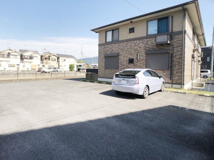 アムール三輪Bの駐車場