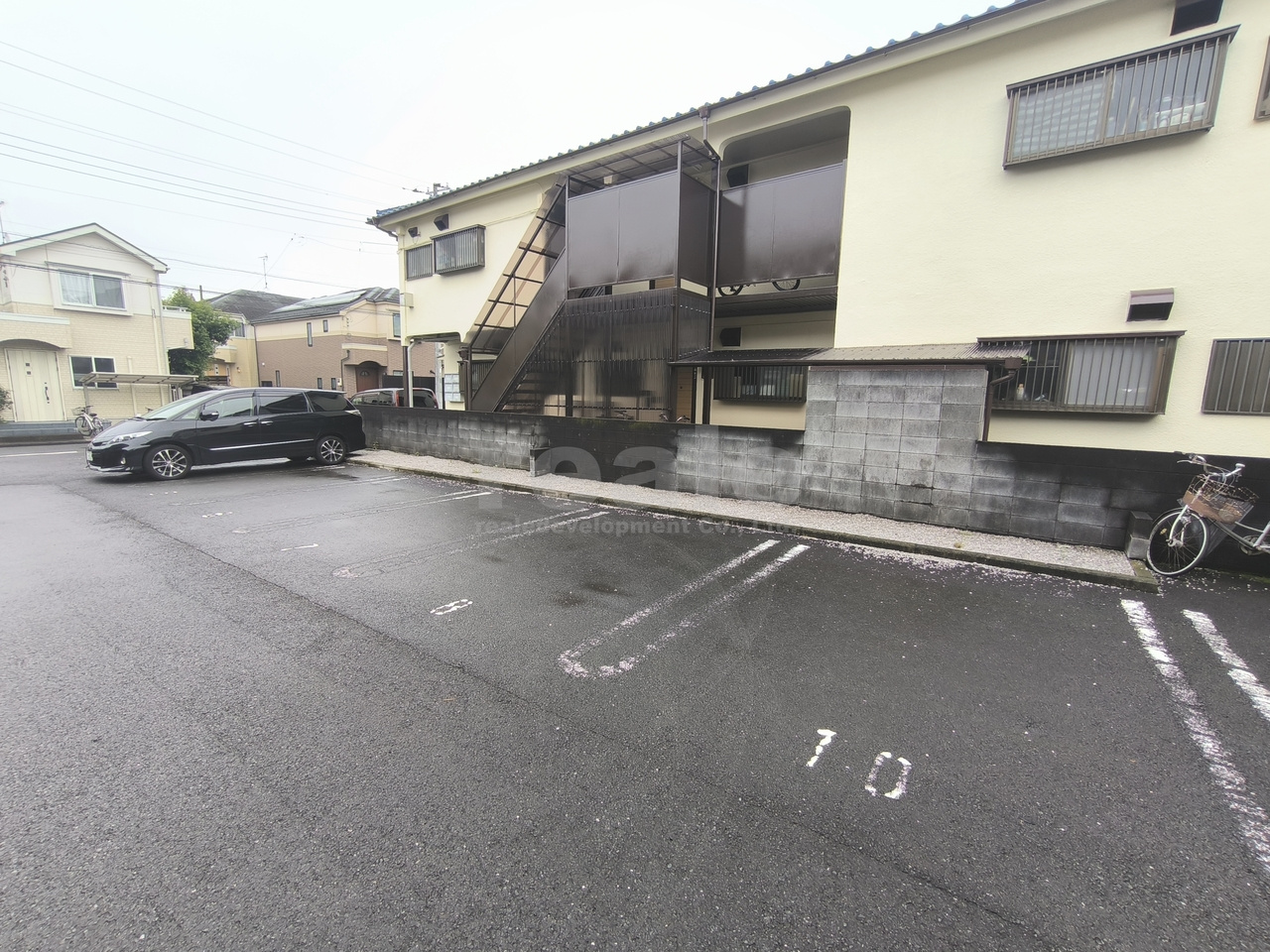 調布市深大寺北町６丁目のアパートの駐車場