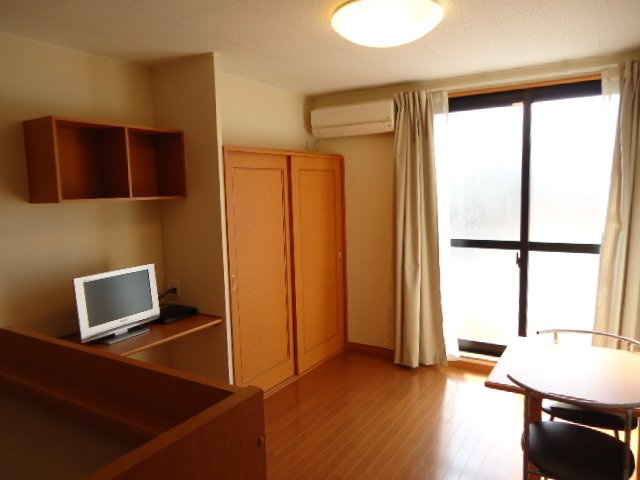 レオパレスブラッサム木津の居間・リビング|大きな窓のついた明るいお部屋です。
