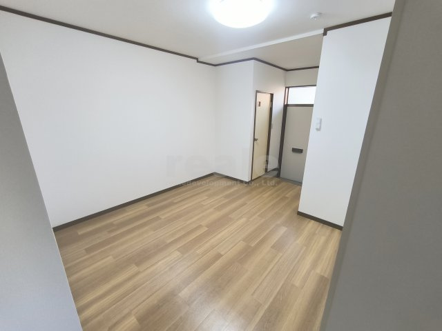 三鷹市井の頭１丁目のアパートの居間・リビング