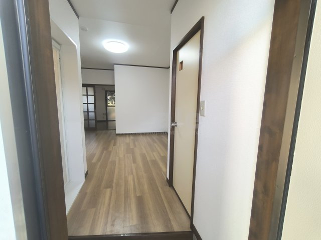 三鷹市井の頭１丁目のアパートの玄関