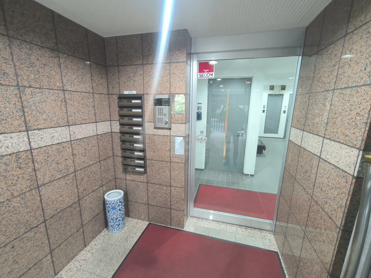 杉並区西荻北３丁目の賃貸マンションのエントランス