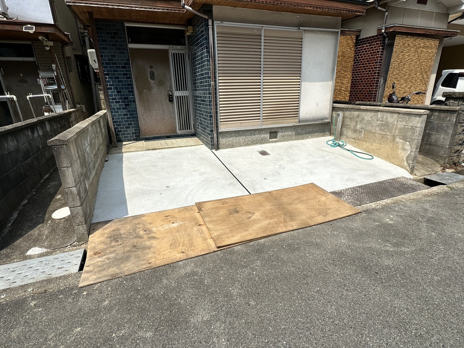 川と桜とエスプレッソの駐車場