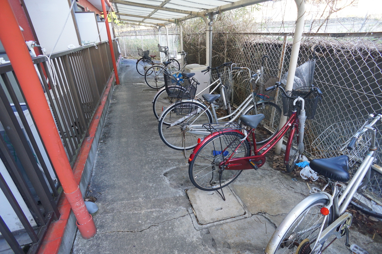 ジュネス新大宮の駐車場