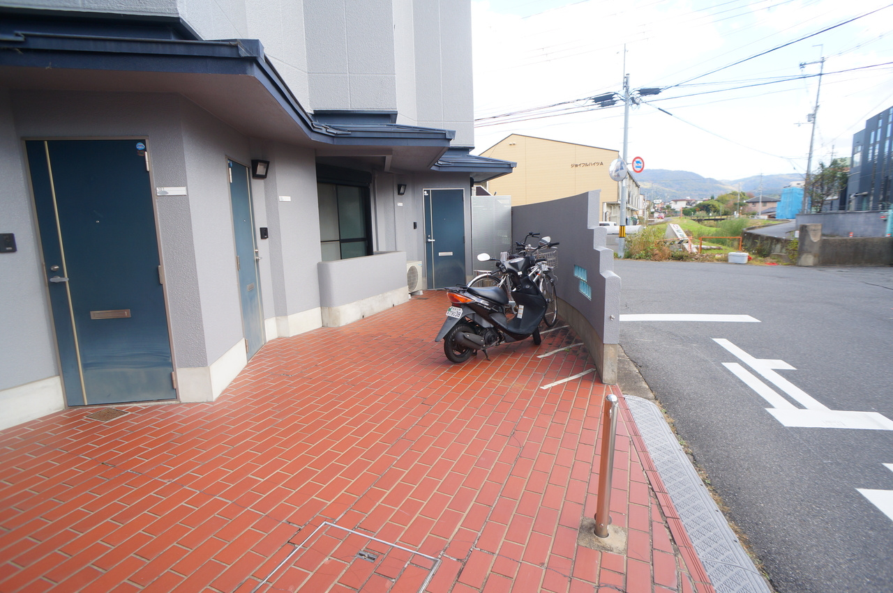 ハイツ古都の駐車場