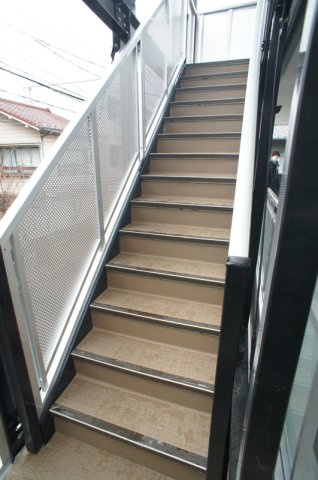 リブリ・Amenity 元町のエントランス|階段