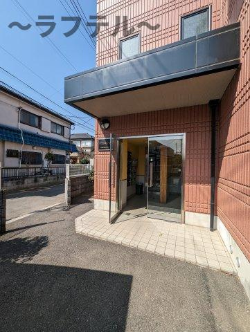 所沢市大字北秋津のアパートのエントランス