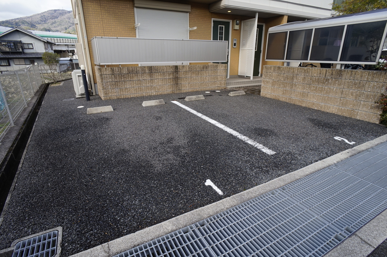 ファミールなかいの駐車場
