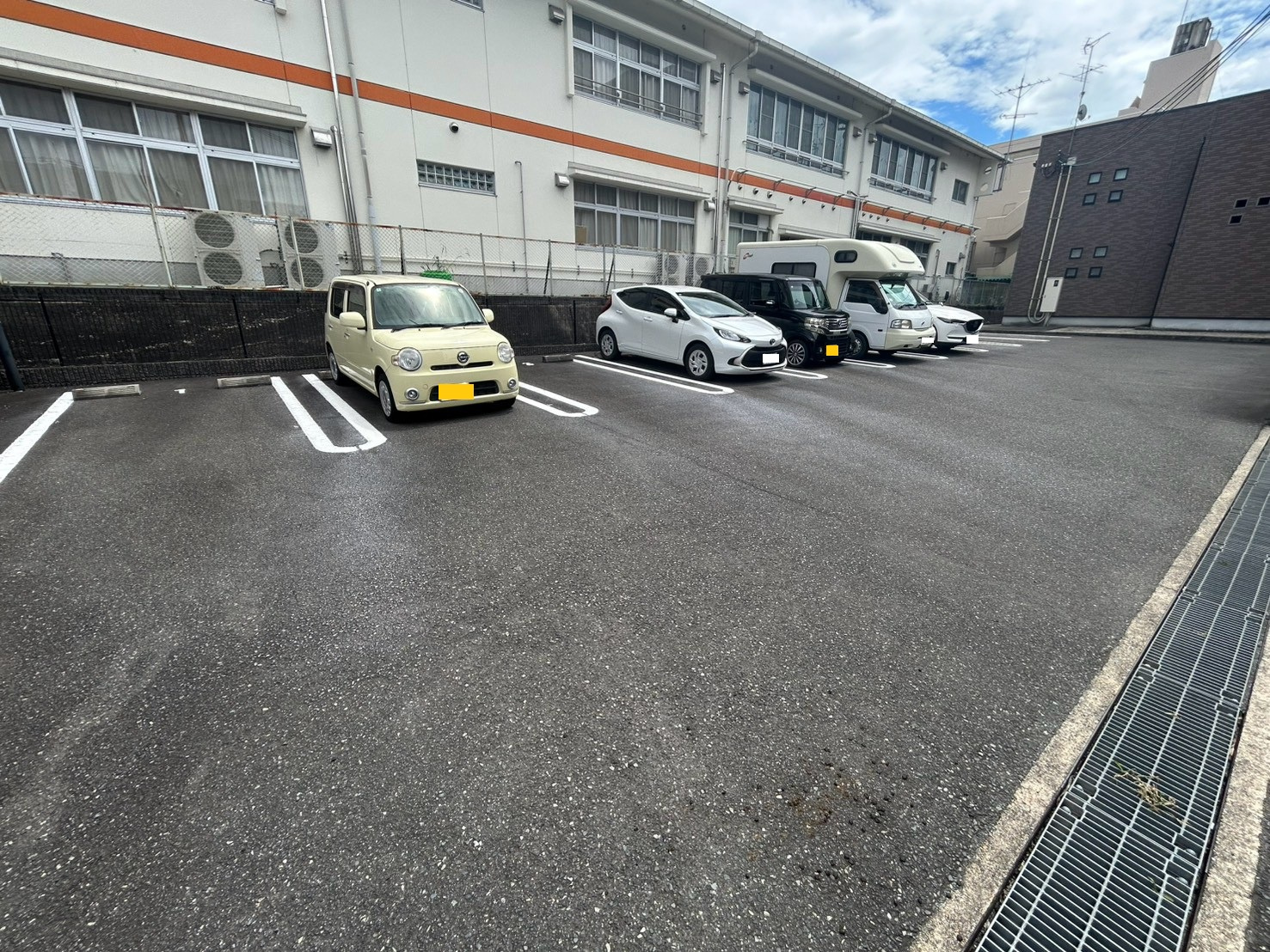ウエストメゾンＢの駐車場