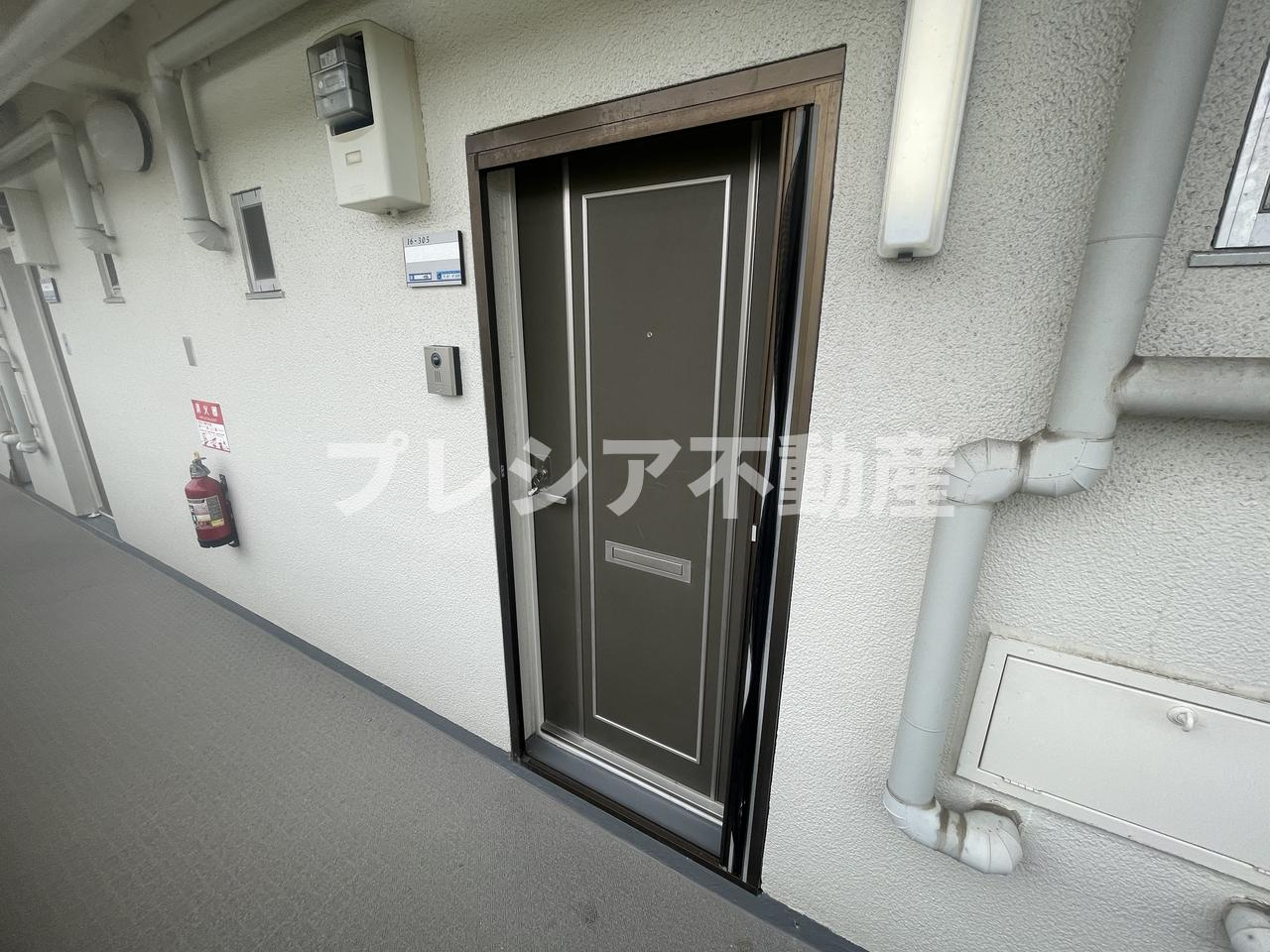 松が丘住宅16号棟の玄関