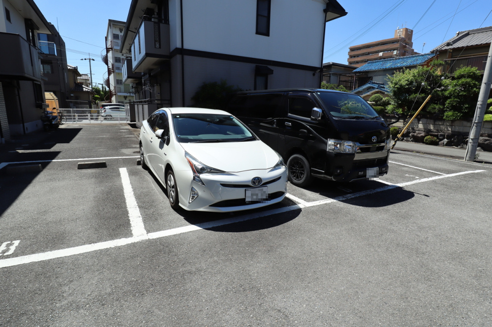 クレセール八木　Ｂ棟の駐車場