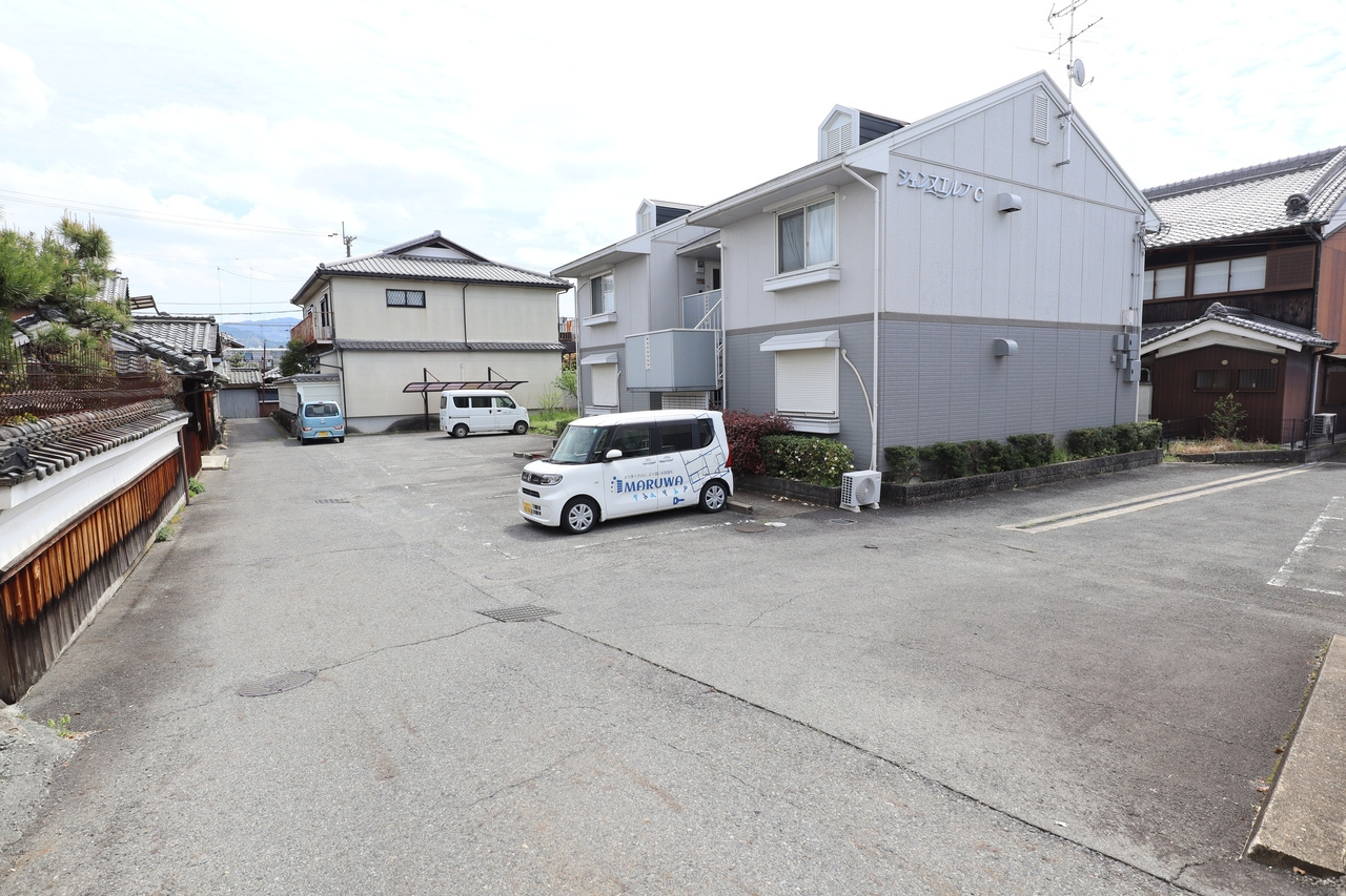 ジェンヌエルブAの駐車場