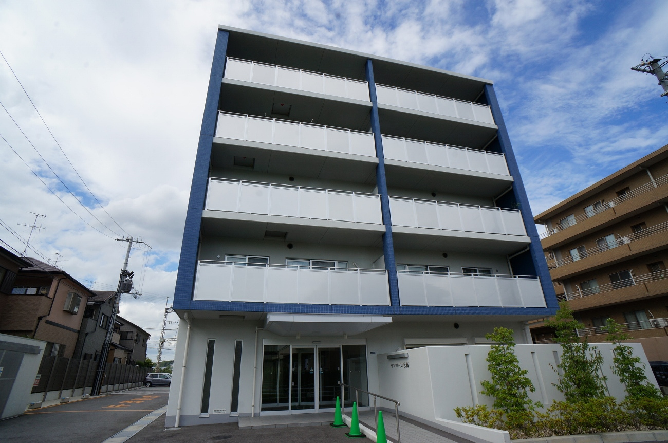 サンソレイユ秋篠の外観