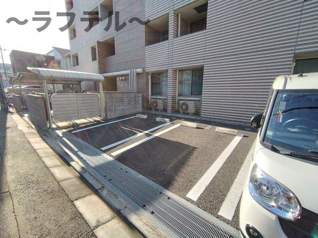 フレイム　タウアの駐車場