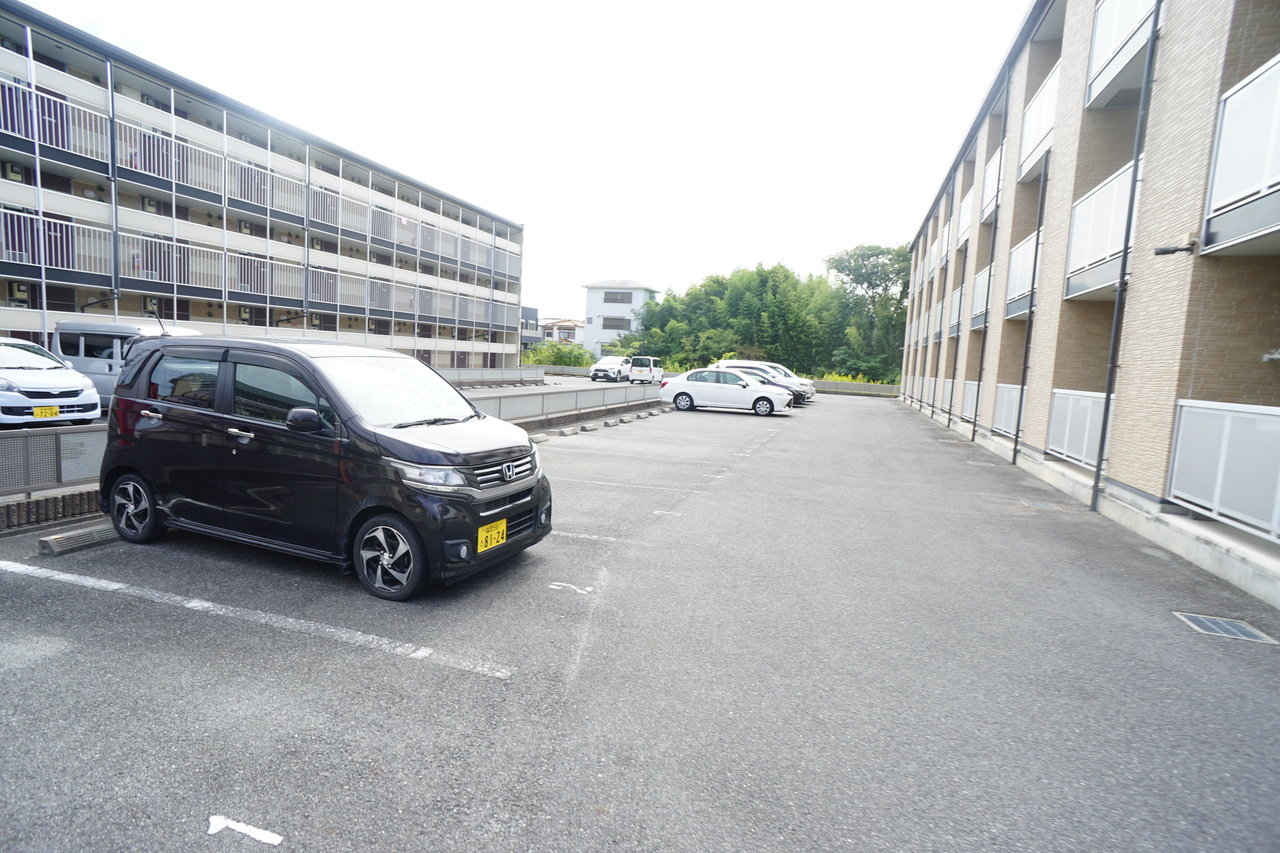 レオパレスＬａ　ＶｉｓｔａⅡ(ラビスタ)の駐車場