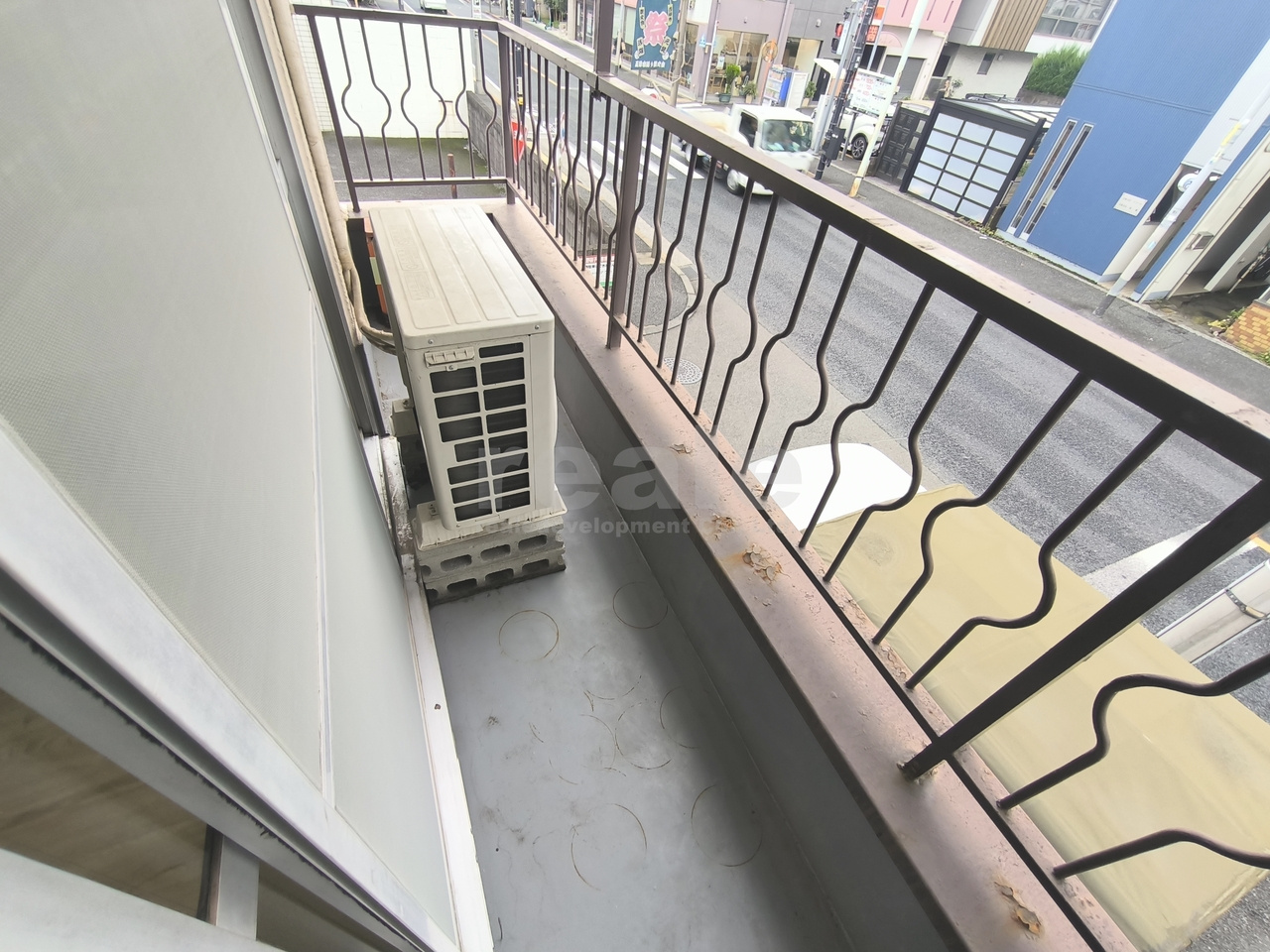 武蔵野市吉祥寺北町１丁目のアパートのバルコニー