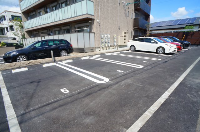 シャーメゾン光の駐車場