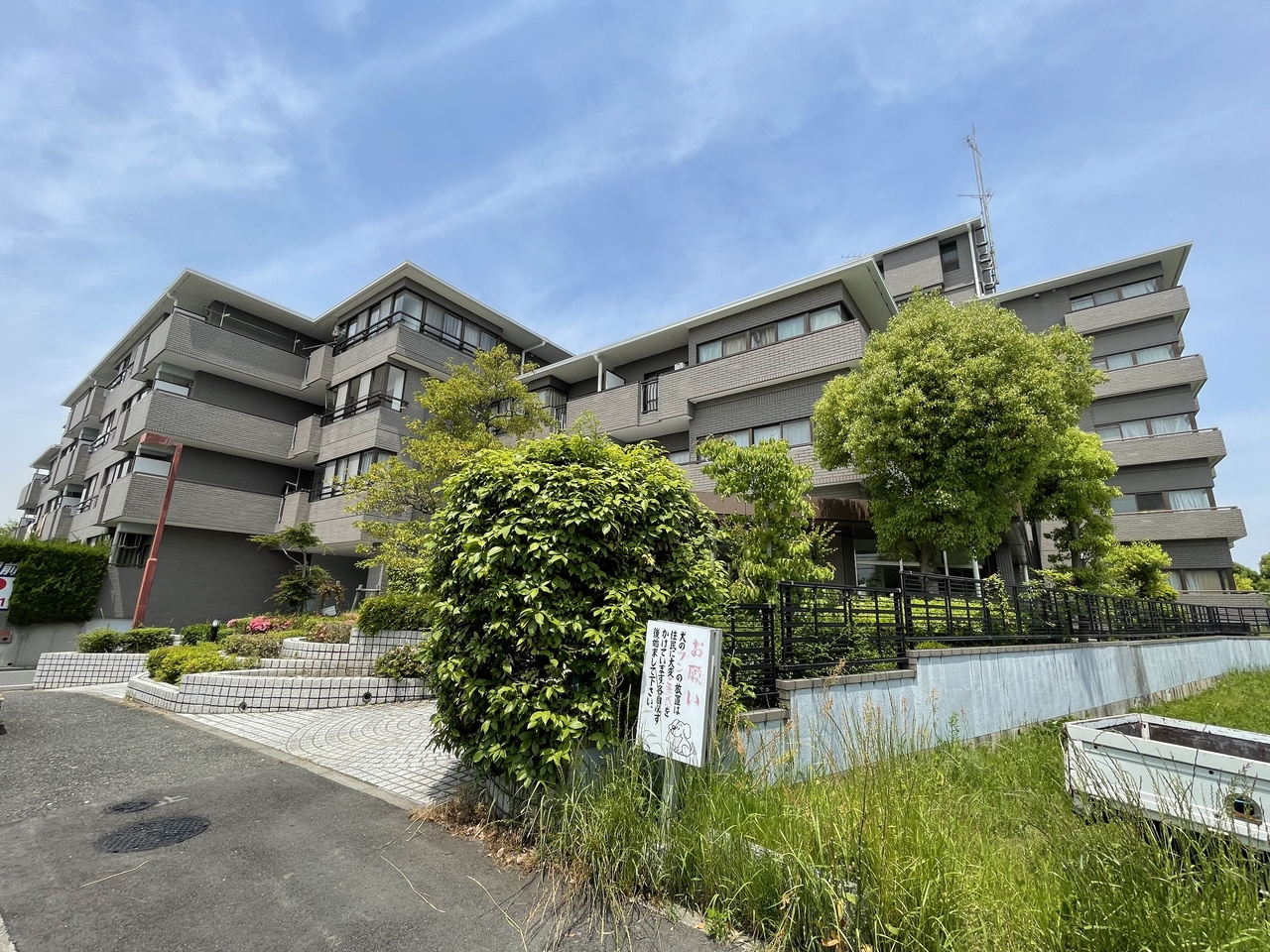 グランドパレス学園前のエントランス