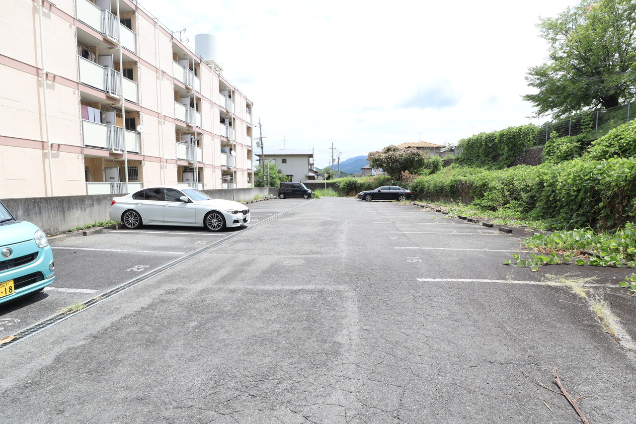 ビレッジハウス見瀬2号棟の駐車場