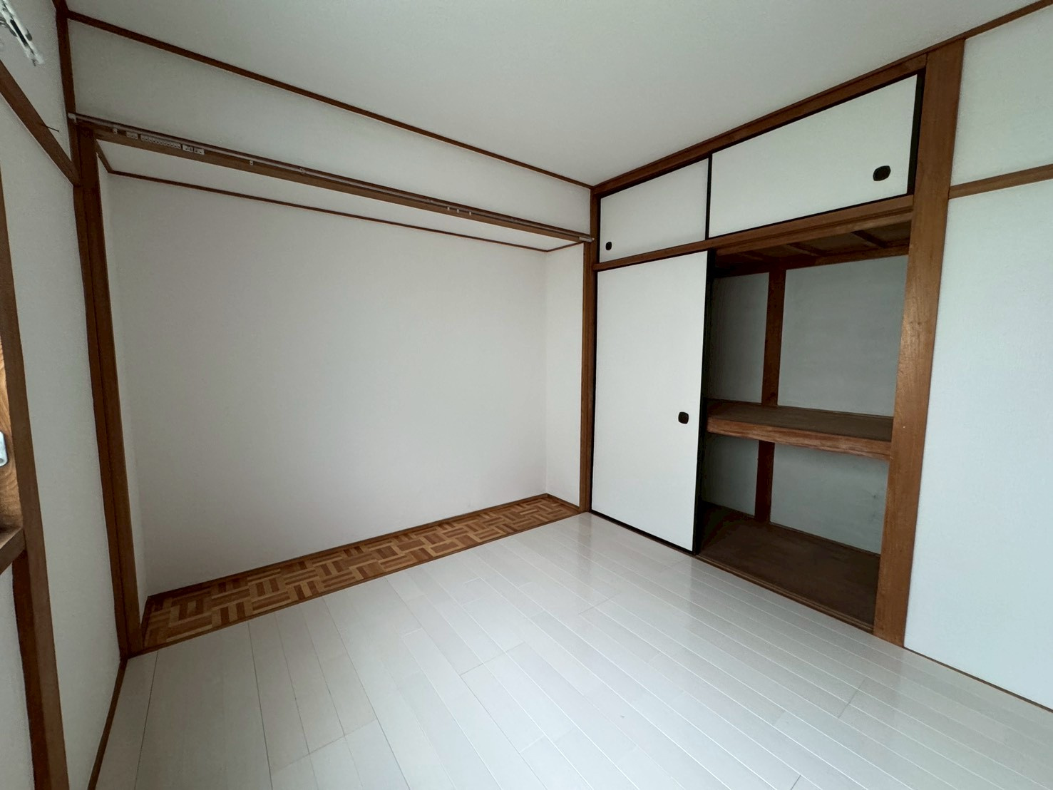 東九条町戸建(T)の洋室