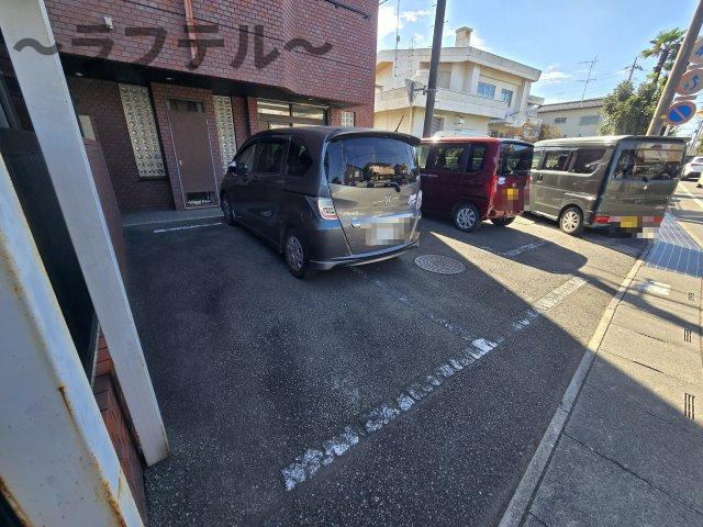 狭山市大字水野の賃貸マンションの駐車場