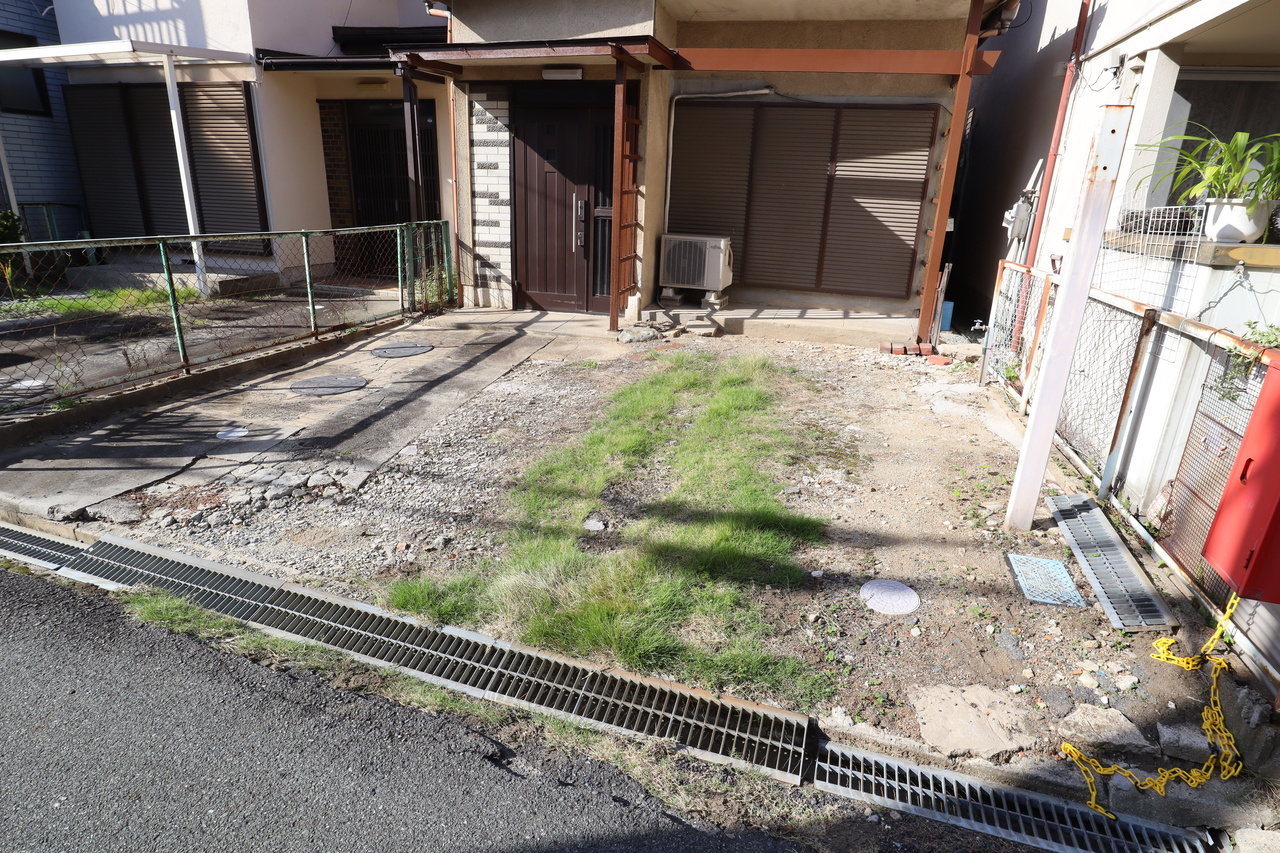 松村邸の駐車場