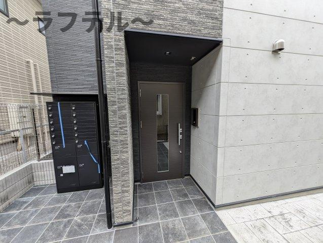 所沢市小手指町２丁目のアパートのエントランス