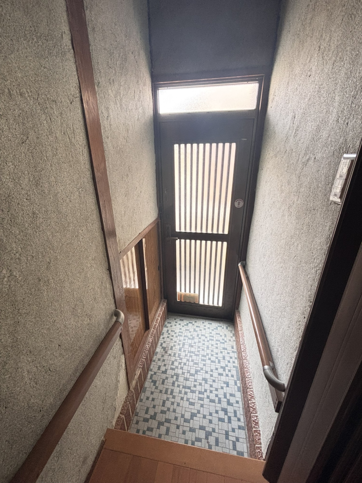 川西町3丁目貸家の玄関