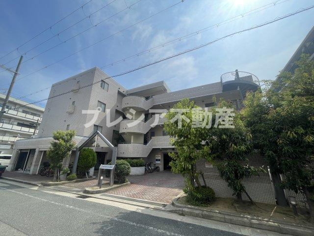 ロイヤルハイム里中の外観