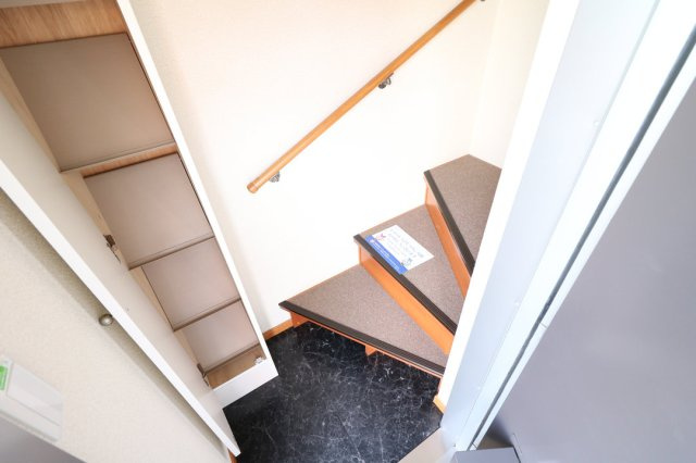 レオパレスハルサキの玄関|2F部屋のみ各専用階段有※冬場でも雪の心配がありません。