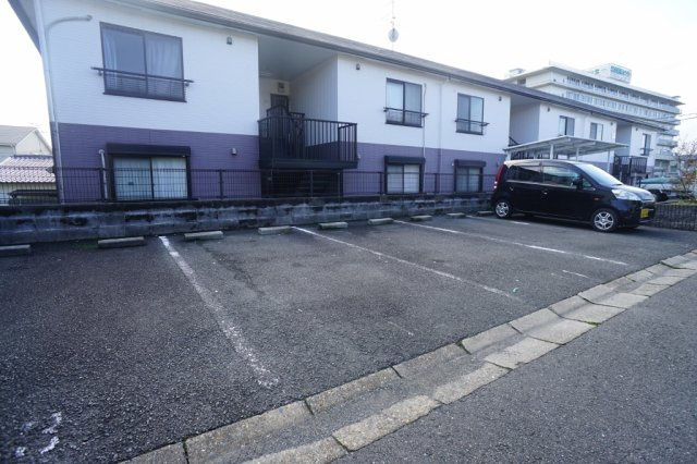 コンフォルト平松の駐車場