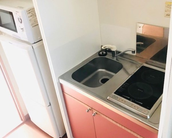 レオパレスストリートハウスのキッチン|コンパクトなキッチンで掃除もラクラク