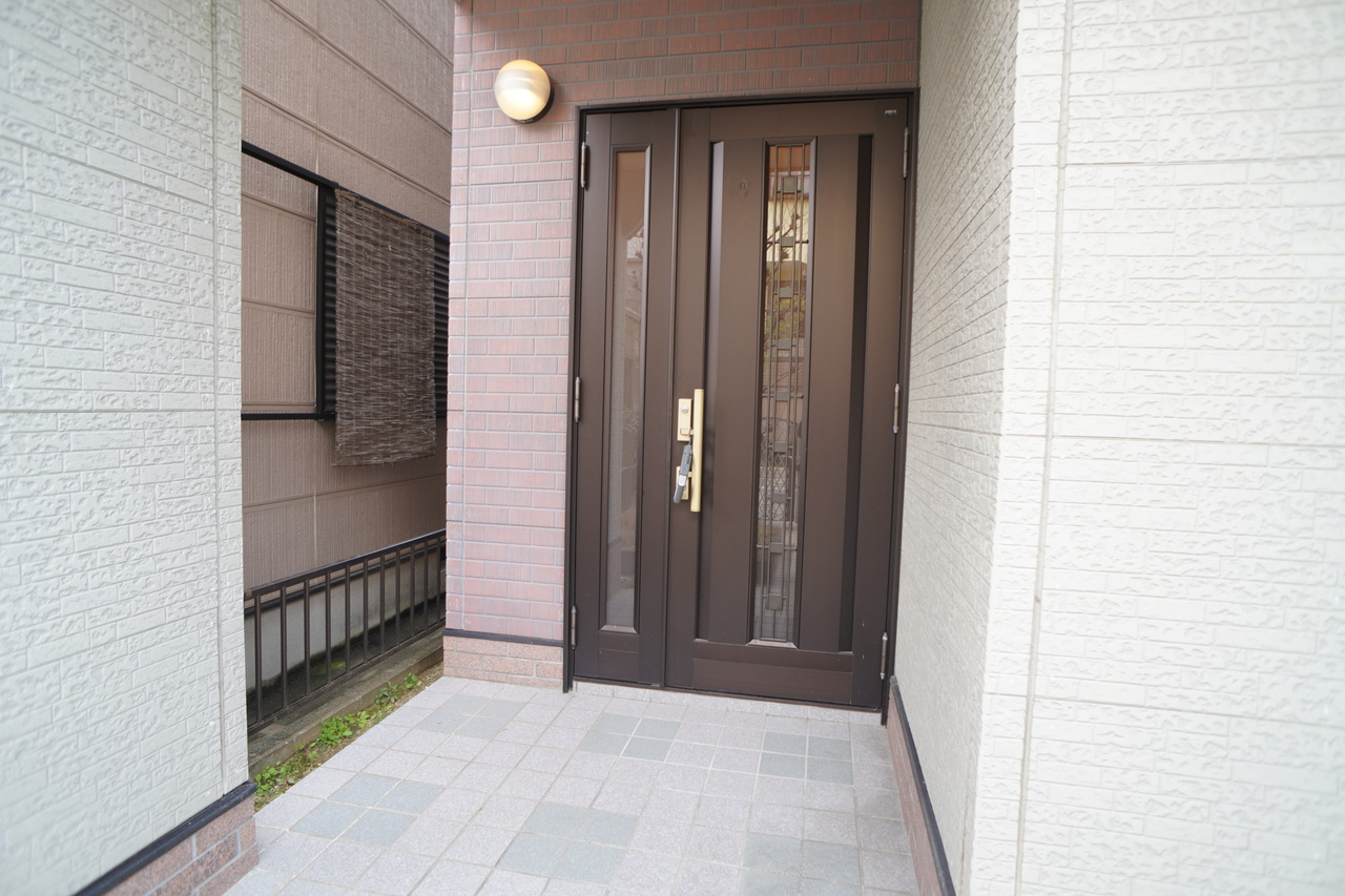 生駒郡三郷町勢野西4丁目貸家の玄関