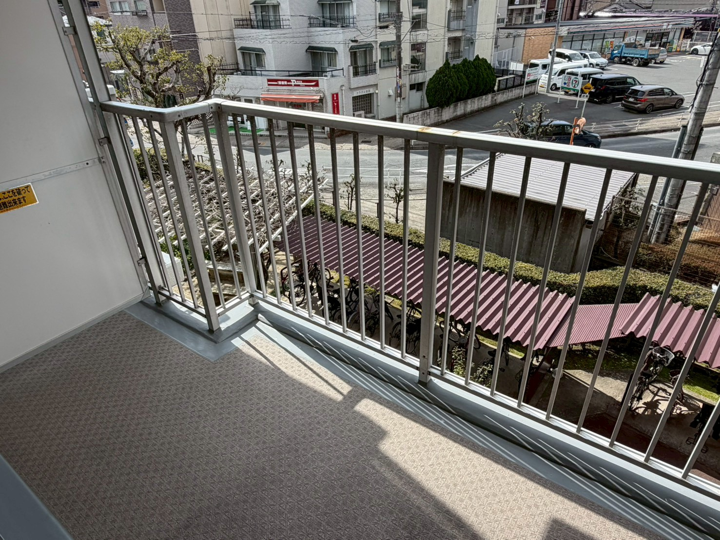 西大寺サンハイツ１号棟のバルコニー