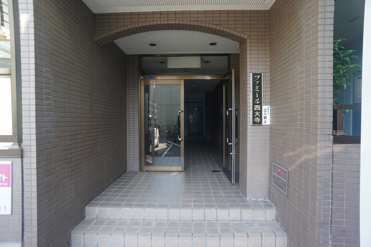 ファミール西大寺のエントランス