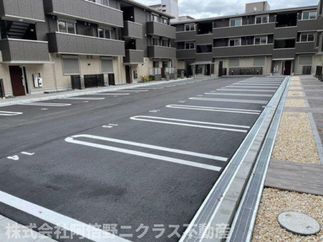 Sinfaria YUZATO C棟の駐車場
