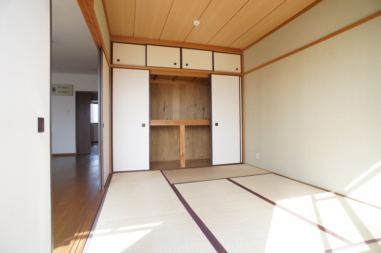天理市田井庄町の賃貸マンションの収納