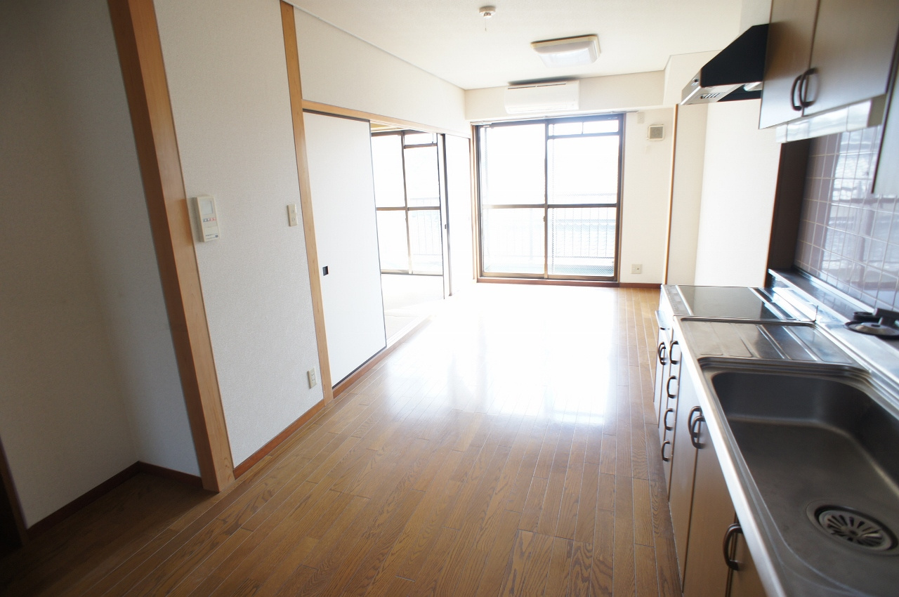 天理市田井庄町の賃貸マンションの居間・リビング