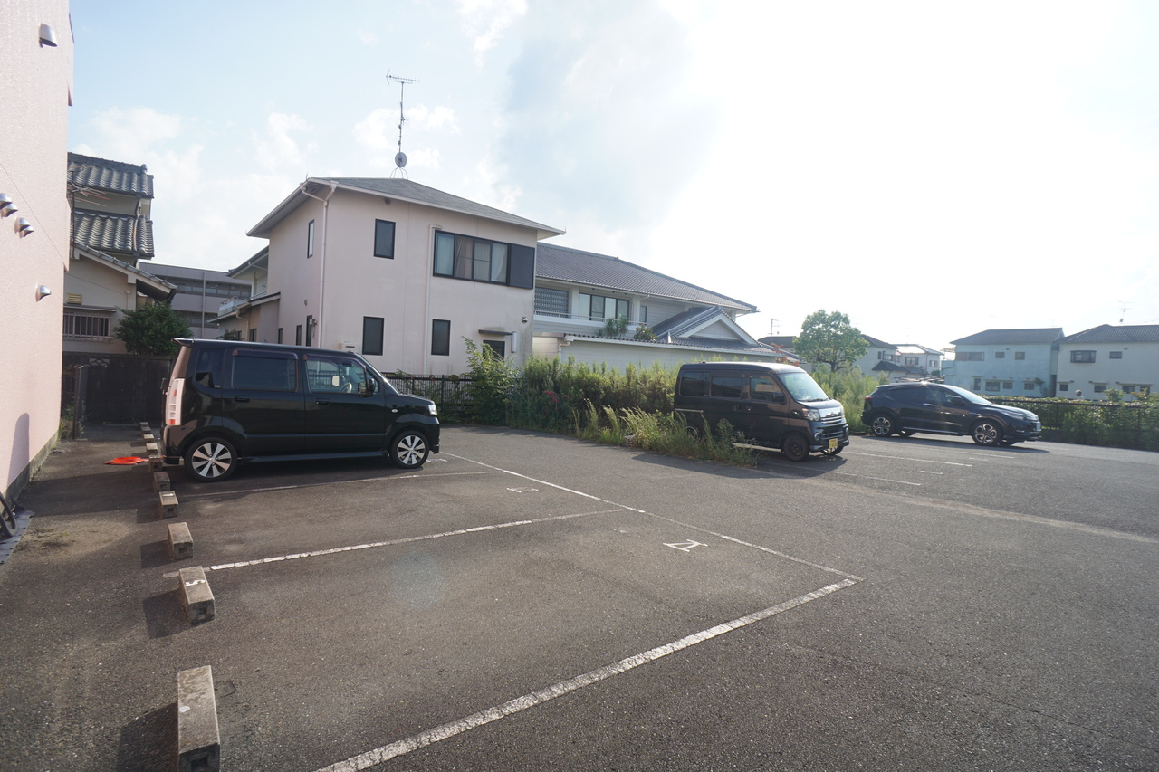 天理市田井庄町の賃貸マンションの駐車場