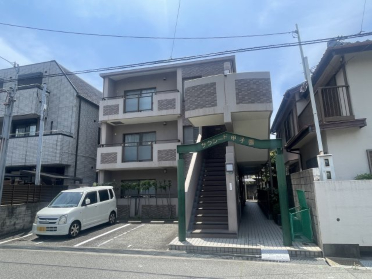 サクシード甲子園の外観